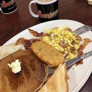 a plate of breakfast food
