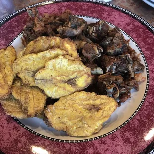 Tostones con chicharrón de pollo.