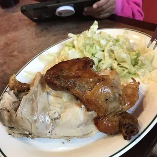 Pollo horneado con ensalada.