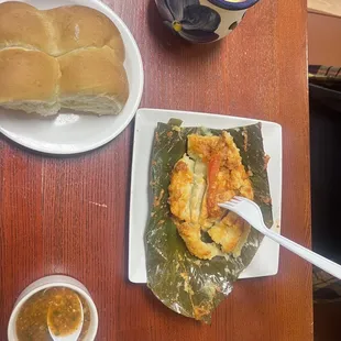 Frances con atole de elote y un tamal de pollo