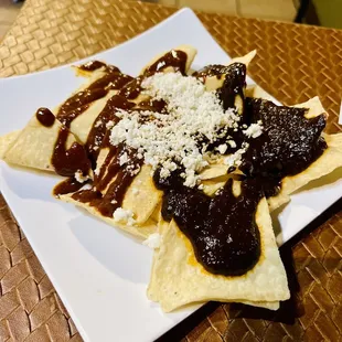 Chips with Molés rojo y negro