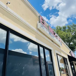 the outside of a restaurant