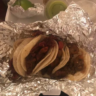 Page casi los 12 dólares para uno taco que me puedo comer en una mordida, se pusieron muy tacańos con la comida. ¡No es como antes!