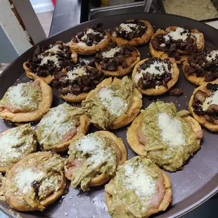 Sopes de mole verde