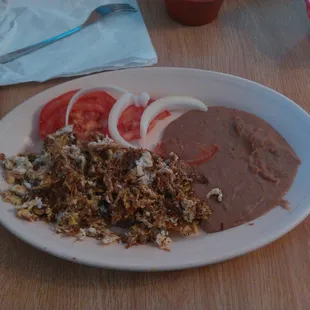 Machacado con huevo y frijoles. Dried beef with egg and beans.