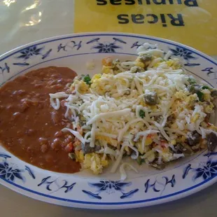 Huevos con nopales a la mexicana con queso blanco