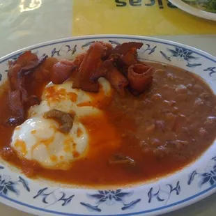 Huevos rancheros con tocino