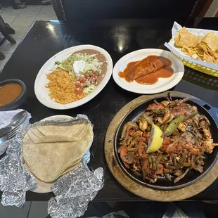 1 tamale, and chicken/beef fajitas, with rice and beans. Flour tortillas, Salsa, and chips.