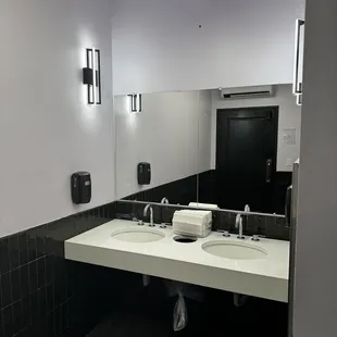 Men&apos;s bathroom