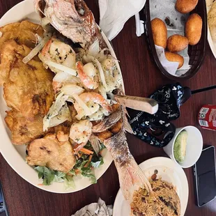 Chillo con tostones, arroz manposteao y aguacate