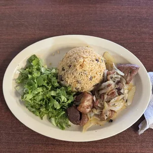 Carne frita with yellow rice and pigeon peas