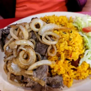 Bistek encebollado con arroz con gandules