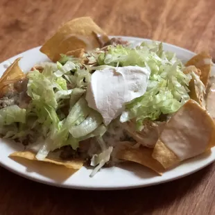 Nachos El Molcajete : ground beef, shredded chicken , beans , lettuce , tomato and sour cream