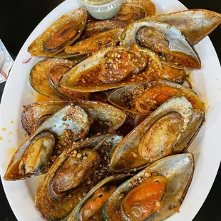 a plate of cooked mussels