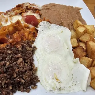 Chilaquiles rojo w carne asada