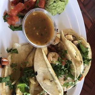 Un taco de pescado, uno de camarón, y uno de pulpo