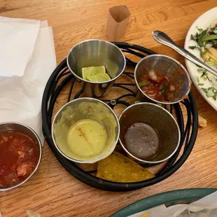 Las salsas, la verde tipo guacamole  estuvo deliciosa