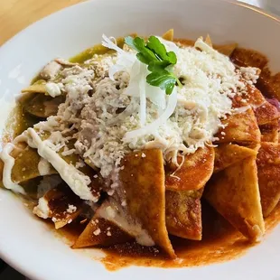 Chilaquiles con crema y queso (divorciados/both sauces)