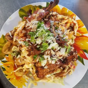 Pollo con tajadas en el nene latin food estilo catracho esta riquisimo