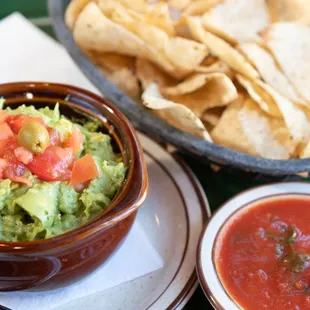 guacamole and chips