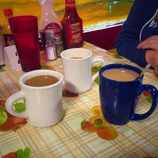Got to love the matching dinnerware... Aww feel right at home :-) #holeinthewall #mexicanproblems #breakfast #whereismymenudo