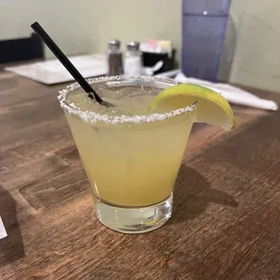  a margarita with a slice of lemon