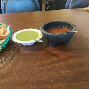 Watery Gucamole and stale chips.