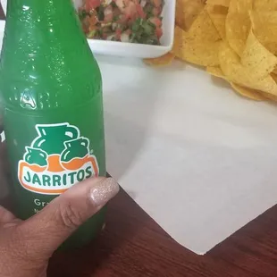 Commentary chips with pico de gallo