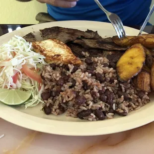 Gallo pinto, carne asada, queso frito