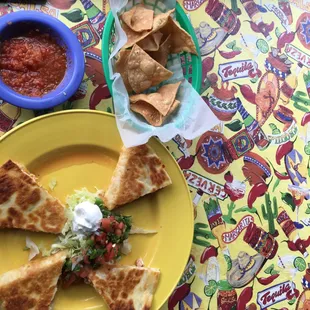 Excellent fresh and carefully prepared chicken quesadilla with SHREDDED chicken! Thick cut tortillas with very hot (temperature) salsa