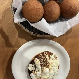 Buñuelos and arepa de choclo