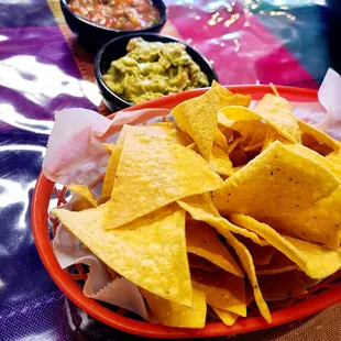 Chips, guacamole y salsa