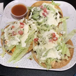 Tostadas de pollo y carne .