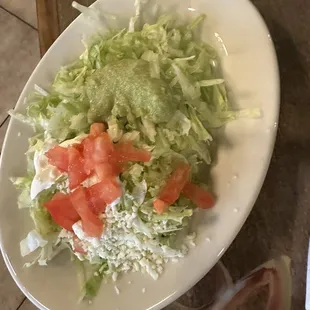 Sour cream, guacamole, lettuce and tomatoes (crema salad) as a side