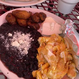Desayuno-- frijoles, huevos, tortillas, queso fresco, plátano frito