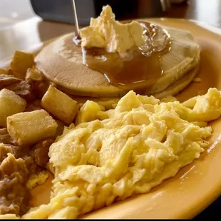 a plate of breakfast food