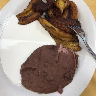 Platanitos con crema y frijoles