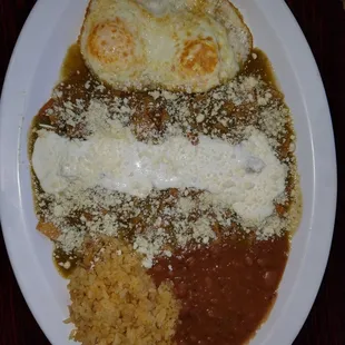 Chilaquiles verdes(green chillaquilles) with egg well done con huevo bien cocido