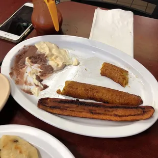 Platanos Fritos Con Crema Y Frijoles