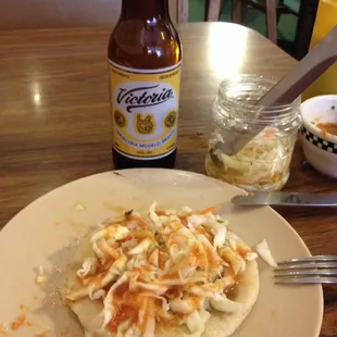 Pupusa revuelta and Victoria beer... Yuummmm