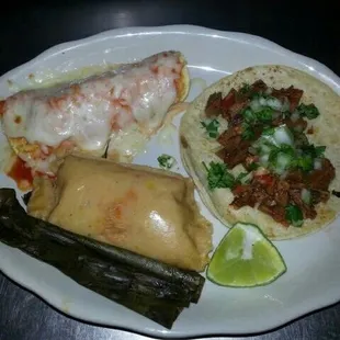 Tamal de pollo, enchilada de pollo y un takito al carbon..