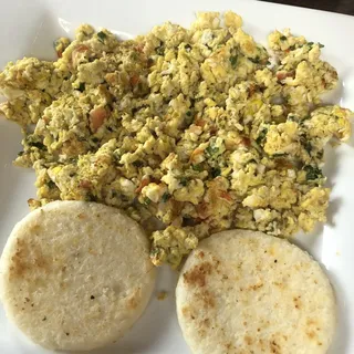 Huevos Pericos con Arepa