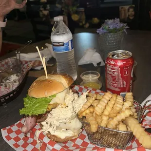 Delicioso la comida del parche, muy recomendado, excelente ambiente, la música muy buena, muy mixto a todo el público, EXCELENTE
