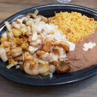 Camarones hawaiianos (shrimp with onions, pineapple, and mushrooms)