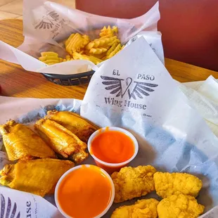 chicken wings and dipping sauce