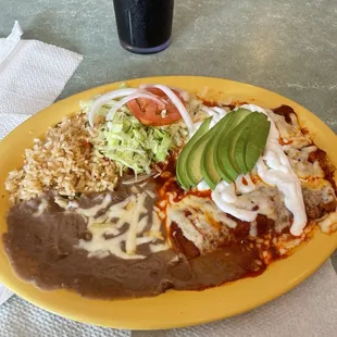 Enchiladas de pollo with red sauce
