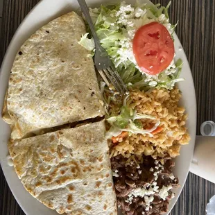Quedadillas de pollo, con arroz y frijoles