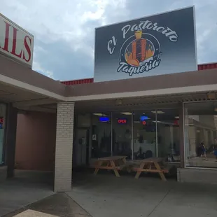 the outside of a restaurant