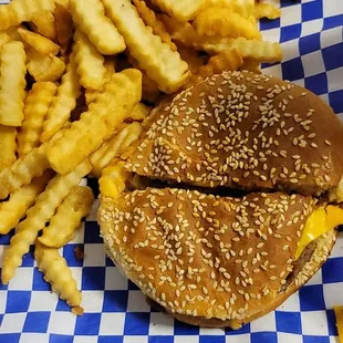 Kids Cheeseburger w/ fries