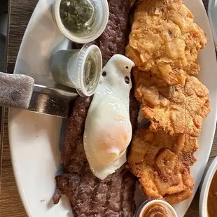 Churrasco a Caballó (with the added fried egg) and Tostones (green plantains)